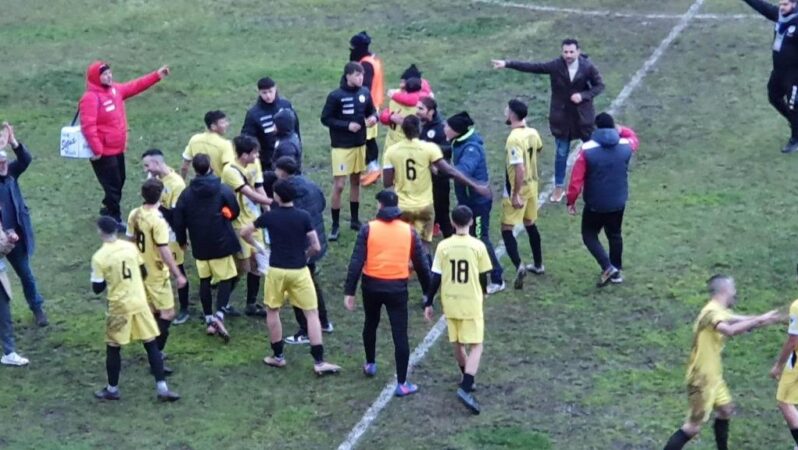 Calcio, Leonzio.  Esplode di gioia l’Angelino Nobile al fischio finale. Vittoria dei bianconeri contro il Taormina