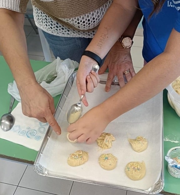 Carlentini, “un nonno per amico”. Al Carlo V studenti e nonni in festa tra giochi, cunti e canti