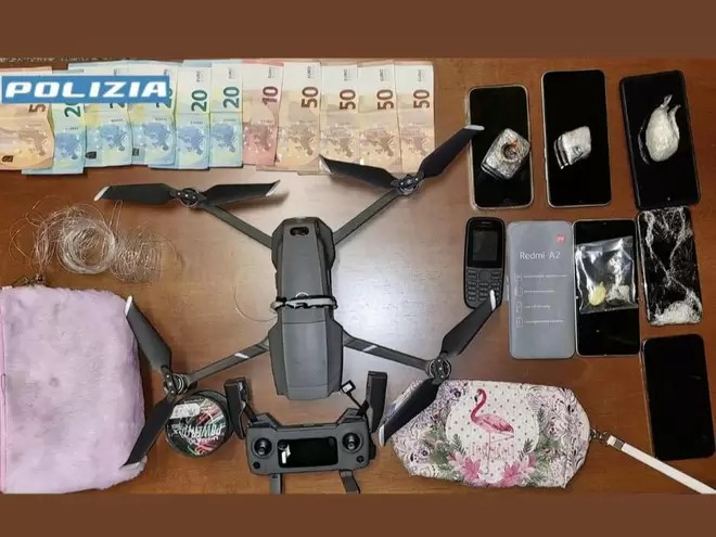 Con un drone cercavano di far entrare nel carcere di Bergamo droga e cellulari. Fra gli arrestati anche due lentinesi