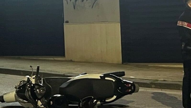 Lentini, incidente stradale in pieno centro cittadino, moto contro auto: due feriti